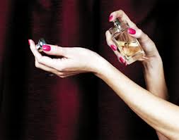 Nước hoa giả chứa...nước tiểu